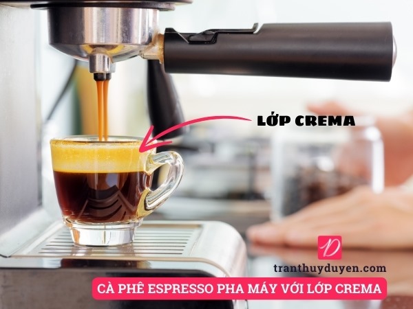 Cà phê espresso pha máy với lớp crema