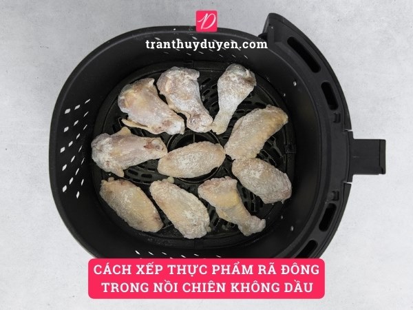 cách xếp thực phẩm rã đông trong nồi chiên không dầu