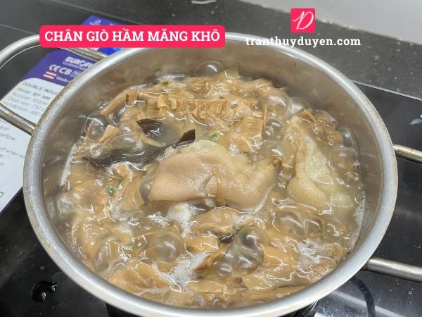 Món chân giò hầm măng khô