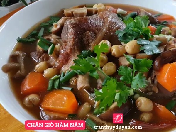 Chân giò hầm nấm