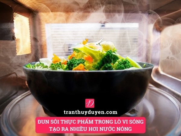 Đun sôi thực phẩm trong lò vi sóng tạo ra nhiều hơi nước nóng