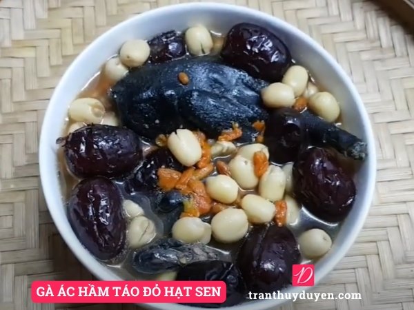 Gà ác tiềm táo đỏ hạt sen