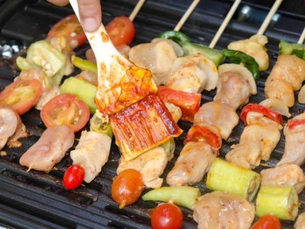 Gà nướng xiên que trên bếp nướng điện