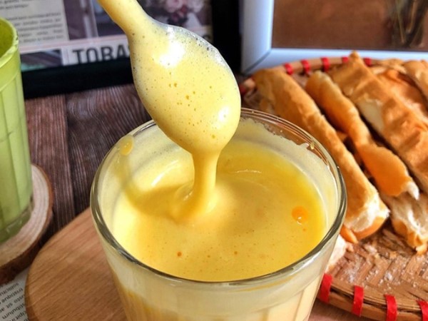 Kem trứng chấm bánh mì làm bằng máy