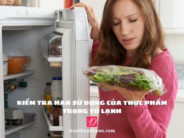 Kiểm tra hạn sử dụng của thực phẩm trong tủ lạnh