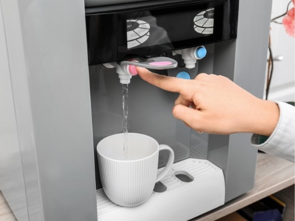 Lấy nước từ cây nước nóng lạnh