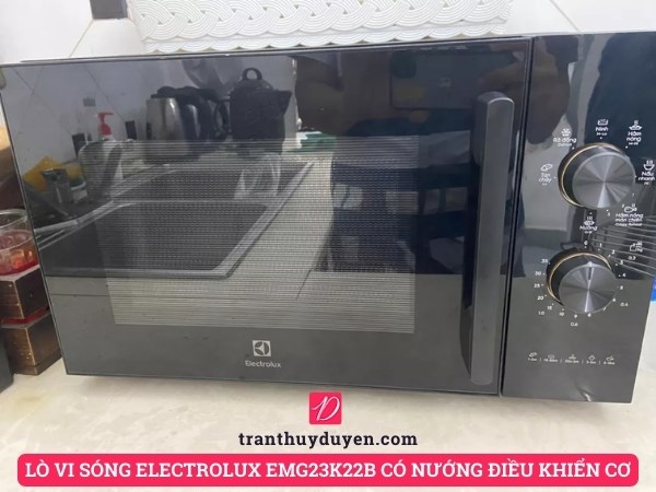 Lò vi sóng Electrolux EMG23K22B có nướng, điều khiển cơ