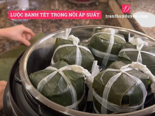 Luộc bánh tét trong nồi áp suất