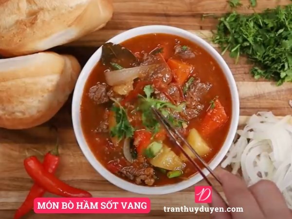 Món bò hầm sốt vang