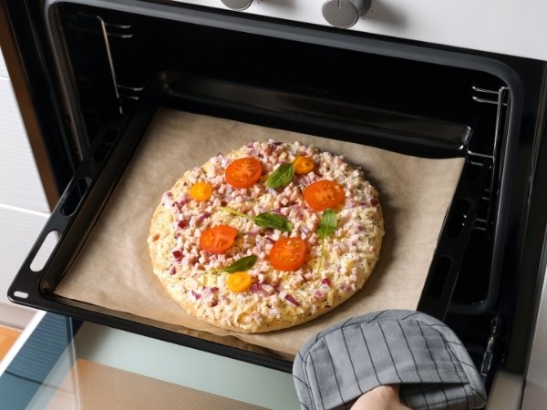 Nướng pizza bằng lò nướng