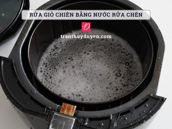 Rửa giỏ chiên bằng nước rửa chén
