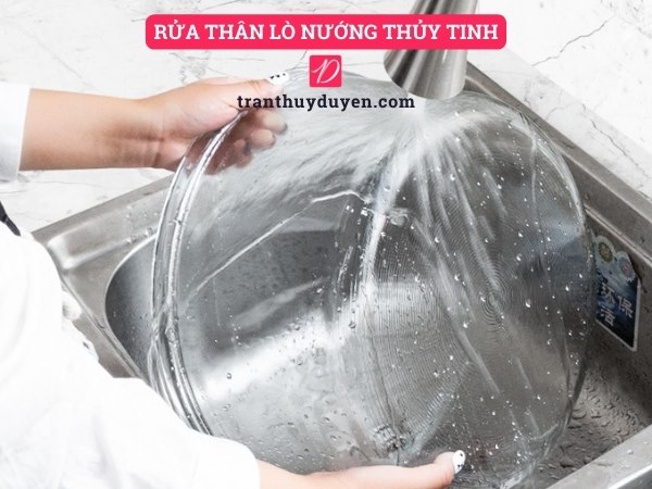 Rửa thân lò nướng thủy tinh
