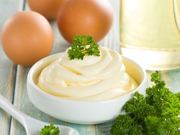 Sốt mayonnaise làm bằng máy đánh trứng cầm tay