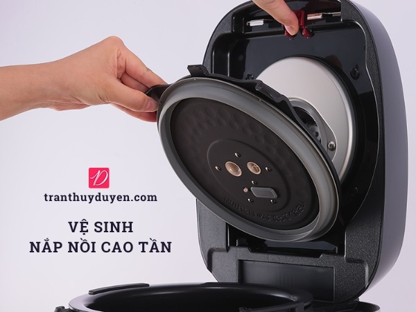 Làm sạch nắp nồi cơm điện cao tần
